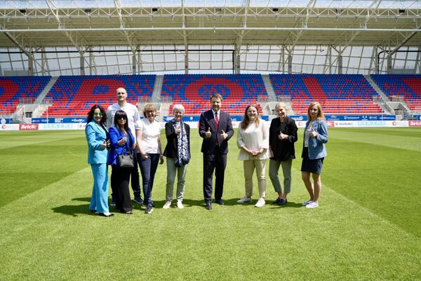 Bild vergr&ouml;&szlig;ern: Stadtpr&auml;sident Arkadiusz Wiśniewski (Mitte) mit den Delegationen aus Ingolstadt und M&uuml;hlheim an der Ruhr sowie Vertretern der Stadtverwaltung Opole  beim Besuch des neuen Fu&szlig;ballstadions in Opole, der Itaka Arena, f&uuml;r die der Audi Sportpark Vorbild war.