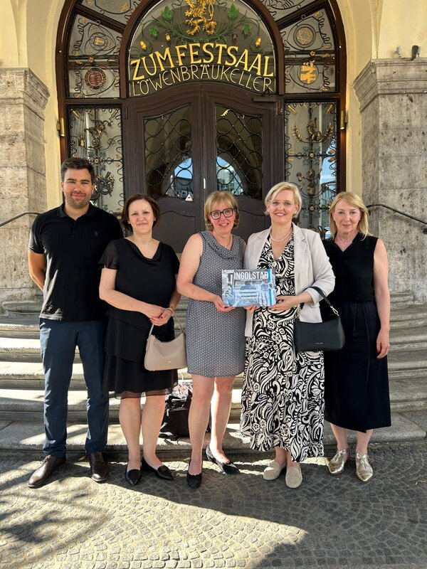 Bild vergr&ouml;&szlig;ern: von links: Vizeb&uuml;rgermeister Jure Lang, Botschafterin der Republik Slowenien in Berlin, Dr. Ana Polak Petric, Amtsleiterin Christina Diederichs, 
Generalkonsulin Masa Siftar, Kulturattach&eacute; der Republik Slowenien in 
Berlin, Sa&scaron;a &Scaron;avel Burkart