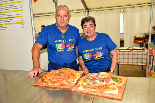 Bild vergr&ouml;&szlig;ern: Giannin der Pizzab&auml;cker und Manuela die Kassiererin