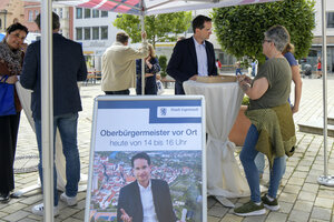 Bild vergr&ouml;&szlig;ern: Oberb&uuml;rgermeister Dr. Michael Kern steht am Rathausplatz f&uuml;r Gespr&auml;che mit B&uuml;rgerinnen und B&uuml;rgern zur Verf&uuml;gung.