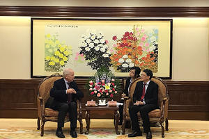 Bild vergrößern: Bürgermeister Sepp Mißlbeck (links) bei seinem Amtskollegen Tang aus Chongqing