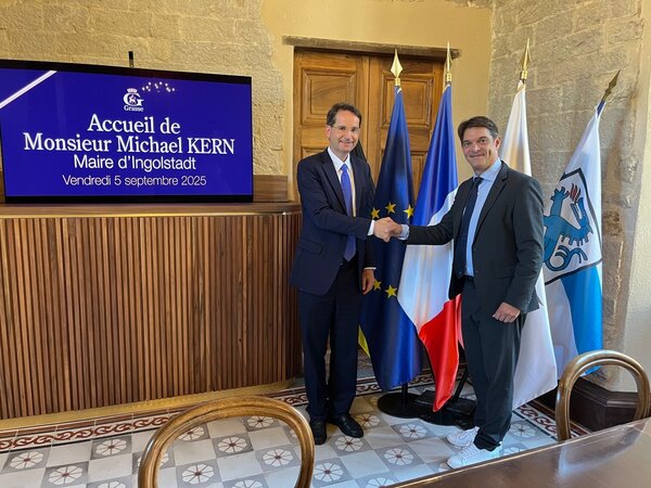 Oberb&uuml;rgermeister Dr. Michael Kern mit B&uuml;rgermeister J&eacute;r&ocirc;me Viaud beim Austausch im Grasser Rathaus
