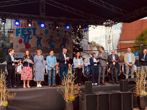 Er&ouml;ffnung des Stra&szlig;enfests mit Konsul Peter Herr, Leiter des Konsulats in Opole (r.), Łukasz Sowada, stv. B&uuml;rgermeister (2. v. r.) und Christina Diederichs, Leiterin des Amts f&uuml;r Internationale Beziehungen und Kulturverwaltung der Stadt Ingolstadt (3. v. l.)