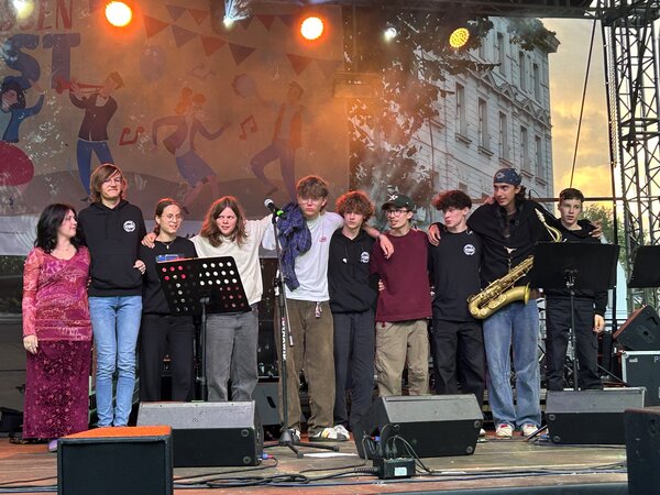 Bild vergr&ouml;&szlig;ern: Stromlos Combo bei ihrem Auftritt