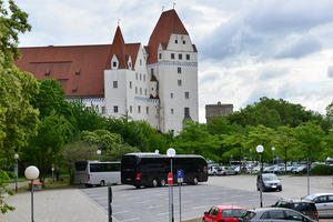 Bild vergrößern: Gut frequentiert sind die Parkplätze für Busse am Stadttheater vor dem Neuen Schloss