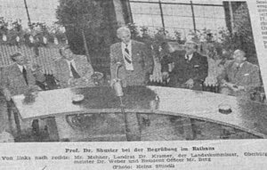 Bild vergr&ouml;&szlig;ern: Professor Dr. Shuster bei der Begr&uuml;&szlig;ung in Rathaus: (v.l.n.r.): Mr. Mehnert, Landrat Dr. Kramer, Professor Shuster, Oberb&uuml;rgermeister Dr. Weber und der Resident Officer Mr. Berg