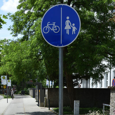 Bild vergr&ouml;&szlig;ern: Getrennter Geh- und Radweg