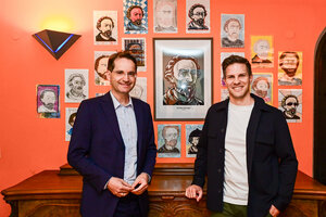 Bild vergr&ouml;&szlig;ern: Oberb&uuml;rgermeister Dr. Michael Kern (li.) und der Grafik-Designer Gregor Hackner, dessen superbee Studio die kreative Arbeit leistete