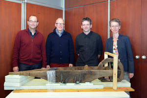 Bild vergrößern: Dr. Gerd Riedel, Dr. Ansgar Reiß, Stefan Dembinski und Dr. Ruth Sandner (v.l.) präsentierten das außergewöhnliche Fundstück