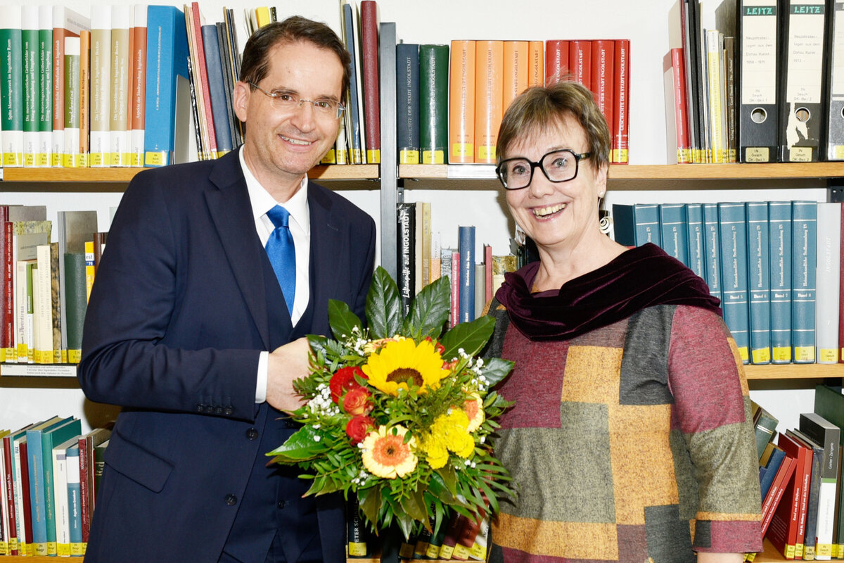 Oberbürgermeister Dr. Michael Kern hat sich mit einem Blumenstrauß von Dr. Beatrix Schönewald im Lesesaal der Wissenschaftlichen Stadtbibliothek verabschiedet.