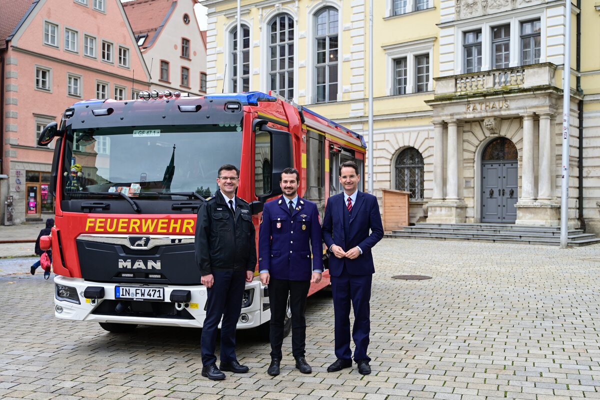 Die Feuerwehr Ingolstadt hat ein neues Mittleres Lschfahrzeug (MLF) offiziell in Dienst gestellt. Oberbrgermeister Dr. Michael Kern, Branddirektor Josef Huber sowie Max Binner, Kommandant der Freiwilligen Feuerwehr Gerolfing prsentierten das neue Fahrz