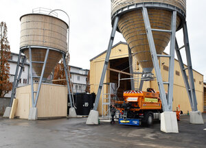Bild vergrößern: Die neue Salzhalle und die Silos sind gut gefüllt.
