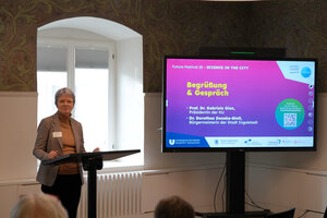 Bild vergrößern: Bürgermeisterin Dr. Deneke-Stoll eröffnet das Future Festival.