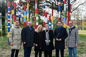 Bild vergrößern: Über das Kunstwerk freuen sich Oberbürgermeister Dr. Michael Kern (2.v.r.), Künstlerin Siglinde Bottesch (3.v.r.), Stadtbaurätin Ulrike Wittmann-Brand (3.v.l.), Daniel Baumann (l.) vom Referat für Stadtentwicklung, Pfarrer von St. Pius, Martin Geistbeck (2.v.l.), sowie der Rektor der Christoph-Kolumbus-Grundschule, Rudolf Zehentbauer (r.).