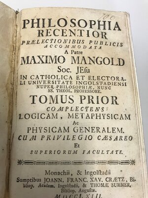 Bild vergr&ouml;&szlig;ern: Deutschsprachige Ausgabe des Marienatlas, Titelseite und Herkunftsnachweis mit Angabe des Ingolst&auml;dter Verlages. Quelle: Zentrum Stadtgeschichte, Wissenschsftliche Stadtbibliothek