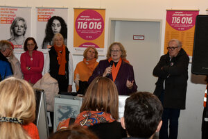 Bild vergr&ouml;&szlig;ern: B&uuml;rgermeisterin Petra Kleine spricht am gut besuchten Orange Day im Foyer des Neuen Rathauses