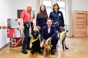 Bild vergr&ouml;&szlig;ern: Oberb&uuml;rgermeister Dr. Michael Kern war zu Besuch beim ASB-Besuchshundedienst (v.l.): Claudia Johannsen, Anja Reicherstorfer und Christine Koppitz-Findeisen
