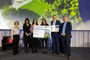 Bild vergr&ouml;&szlig;ern: Preisverleihung mit (v.l.) vbw-Vorstandsmitgliedern Prof. Dr. Jennifer Gerend und Carola Kupfer, Bianca Krauser, Leiterin der Stabsstelle Nachhaltigkeit, Projektinitiatorin Charl&egrave;ne Hintersteiner, Baureferent Gero Hoffmann sowie vbw-Vorstandsvorsitzendem Bertram Brossardt
