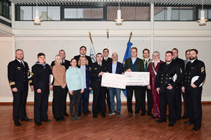 Bild vergr&ouml;&szlig;ern: Bei der Spenden&uuml;bergabe mit dabei waren (v.l.) Kommandeur Martin Paul Rose, die Vorsitzende der Marinekameradschaft Ingolstadt Monika Dobler, Stabsbootsmann David W&auml;hner, Markus Me&szlig;ner, Leiter Lokalredaktion Donaukurier, Dirk M&uuml;ller, Vorsitzender der B&uuml;rgerstiftung Ingolstadt, Oberb&uuml;rgermeister Dr. Michael Kern, Stabsbootsmann Steffen L&ouml;bner sowie der Kommandeur der Pionierschule Ingolstadt, Brigadegeneral Christian Friedl.