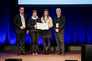 Bild vergr&ouml;&szlig;ern: Ein Teil des Projektteams bei der Auszeichnung (v.l.n.r.): Prof. Dr. Georg Rosenfeld, Susann Darstein, Anita Hirsch und Olaf B&uuml;nck