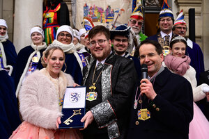 Bild vergr&ouml;&szlig;ern: Oberb&uuml;rgermeister Dr. Michael Kern (r.) &uuml;bergibt den Rathausschl&uuml;ssel symbolisch an das Prinzenpaar Jonas I. und Melissa I..