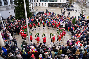 Bild vergr&ouml;&szlig;ern: Die Sch&auml;fflergilde des MTV tanzt zum Saisonstart auf dem Rathausplatz.