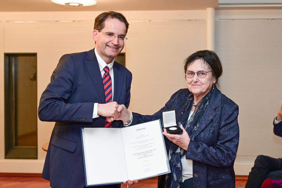 Oberb&uuml;rgermeister Dr. Michael Kern verlieh die Ickstatt-Medaille an Dr. Regina Schnell.