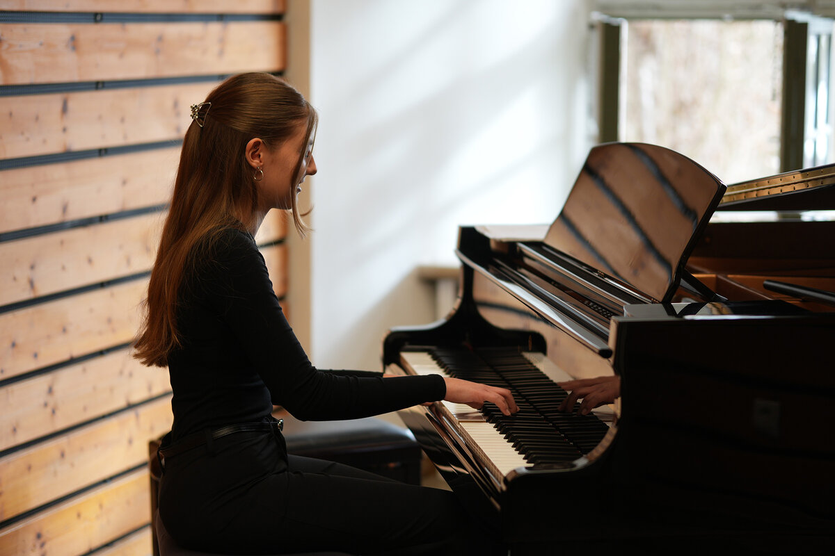 Angelina H&auml;usler (Klavierklasse Y. Shiotsubo / Simon-Mayr-Sing- und Musikschule