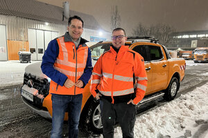 Bild vergr&ouml;&szlig;ern: Oberb&uuml;rgermeister Dr. Michael Kern informiert sich bei Einsatzleiter Andreas Staudacher (r.)  &uuml;ber den Winterdienst.