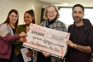 Bild vergr&ouml;&szlig;ern: B&uuml;rgermeisterin Petra Kleine (2.v.r.) &uuml;bergibt eine Spende an den Verein &raquo;Ingolstadts Stadttauben und andere coole V&ouml;gel&laquo;, vertreten durch Maximilian Resch (r.), Michaela Reil (l.) sowie Alin Garipler-Schmitt (2.v.l.).