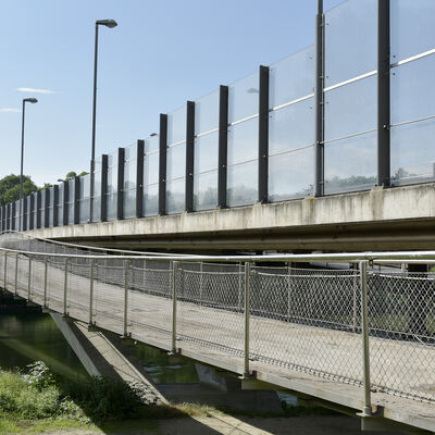 Bild vergr&ouml;&szlig;ern: Fuß- und Radweg