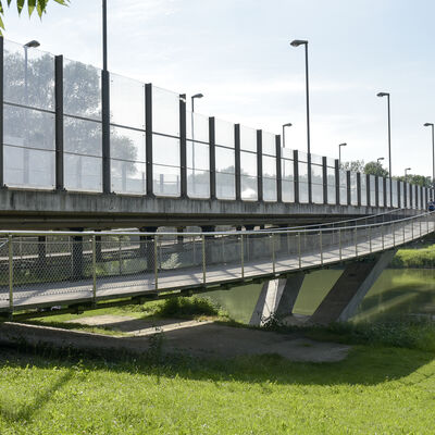 Bild vergr&ouml;&szlig;ern: Fuß- und Radweg