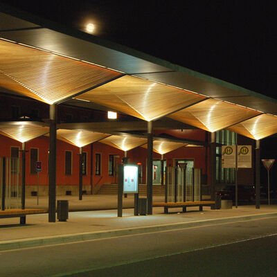 Bussteigüberdachung bei Nacht