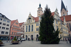 Bild vergrößern: Christbaum auf dem Rathausplatz
