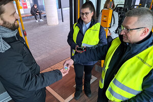Bild vergr&ouml;&szlig;ern: Kontrolleure verteilen Dankesch&ouml;n-Herzen an Fahrg&auml;ste mit g&uuml;ltigem Fahrschein.