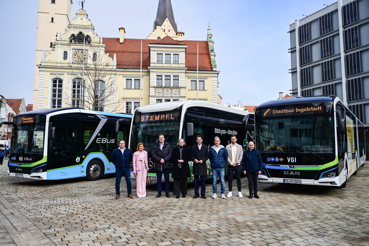 Vorstellung der E-Busse auf dem Rathausplatz