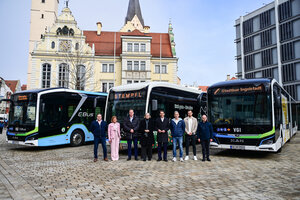 Bild vergr&ouml;&szlig;ern: Die Verkehrsunternehmen Stadtbus Ingolstadt (SBI), Josef Spangler oHG und Stempfl Verkehrsgesellschaft haben neue E-Busse in Dienst gestellt. Eine Auswahl pr&auml;sentierten Vertreterinnen und Vertreter der Verkehrsunternehmen auf dem Rathausplatz. Oberb&uuml;rgermeister Dr. Michael Kern sowie B&uuml;rgermeisterin Petra Kleine w&uuml;rdigten diese Investition.