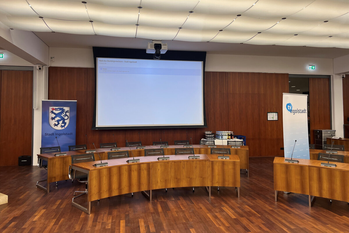 Die �ffentlichkeit kann im Gro�en Sitzungssaal die Ergebnispr�sentation mitverfolgen.