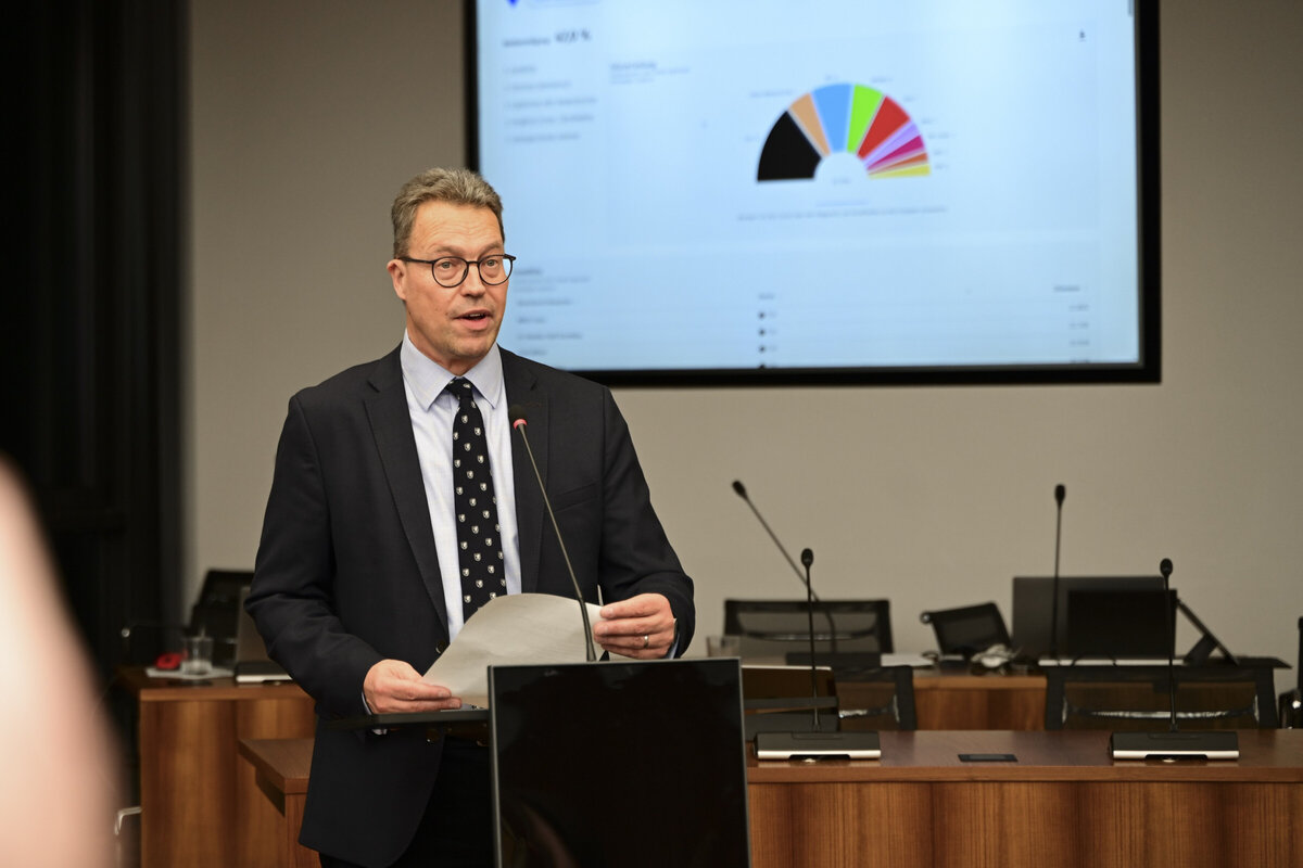 Wahlleiter Dirk M�ller verk�ndet das vorl�ufige amtliche Endergebnis.