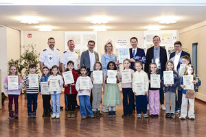 Bild vergr&ouml;&szlig;ern: Siegerehrung (v.l.) Leitender Polizeidirektor Tobias Uschold, Polizeihauptmeister Stephan Falkenburger, J&uuml;rgen Ottowitz von der Dekra Ingolstadt, Dr. Ute R&ouml;ding von der Audi AG, Oberb&uuml;rgermeister Dr. Michael Kern, Oliver Samwald von der Sparkasse Ingolstadt Eichst&auml;tt, Klaus Schiebel von der Dekra Ingolstadt sowie die Siegerinnen und Sieger des Malwettbewerbes.