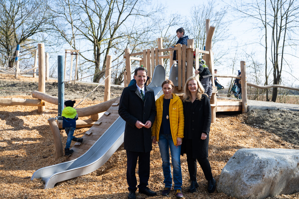 Oberb�rgermeister Dr. Michael Kern, Christina Bergsteiner vom Gartenamt sowie Stadtbaur�tin Ulrike Wittmann-Brand (v.l.) �bergaben den neu gestalteten Spielplatz zusammen mit Kindern der Grundschule Ringsee seiner Bestimmung.