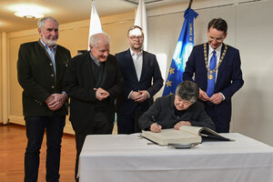 Bild vergr&ouml;&szlig;ern: Generaloberin Sr. Maria Clara Massaranduba de Freitas tr&auml;gt sich in das Goldene Buch der Stadt Ingolstadt ein.