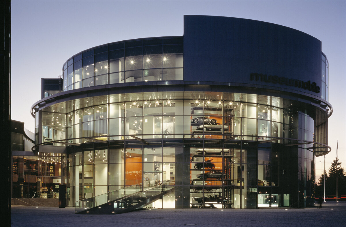 Audi museum mobile bei Nacht
