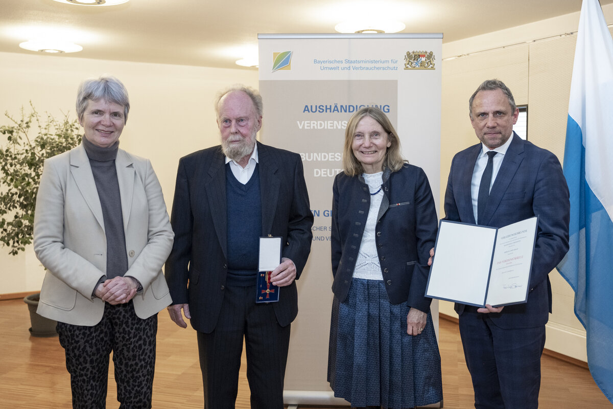 Thorsten Glauber (r.), Staatsminister f�r Umwelt und Verbraucherschutz, sowie B�rgermeisterin Dr. Dorothea Deneke-Stoll (l.) h�ndigten Dr. Ernst Krach in Begleitung seiner Frau Brigitte Krach das Verdienstkreuz am Bande der Bundesrepublik Deutschland aus.