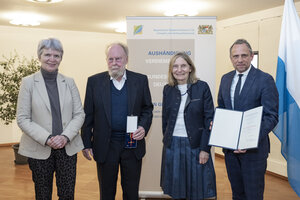 Bild vergr&ouml;&szlig;ern: Thorsten Glauber (r.), Staatsminister f&uuml;r Umwelt und Verbraucherschutz, sowie B&uuml;rgermeisterin Dr. Dorothea Deneke-Stoll (l.) h&auml;ndigten Dr. Ernst Krach in Begleitung seiner Frau Brigitte Krach das Verdienstkreuz am Bande der Bundesrepublik Deutschland aus.