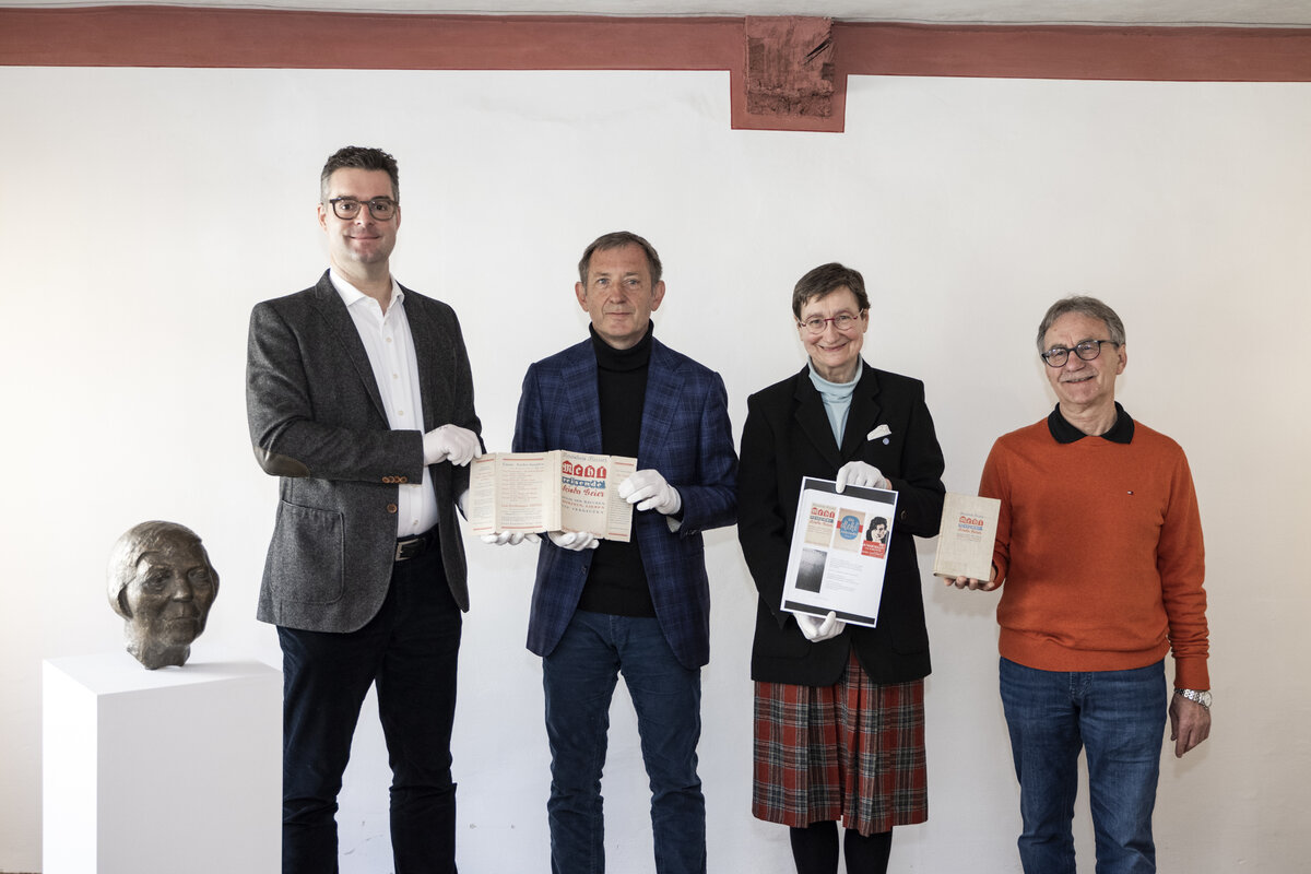 &Uuml;bergabe des Buchumschlags mit Kulturreferent Marc Grandmonagne, Prof. Dr. Gustav Frank von der Ludwig-Maximilians-Universit&auml;t M&uuml;nchen, Kuratorin Doris Wittmann und den Vorsitzenden der Flei&szlig;er-Gesellschaft Andreas Betz. 