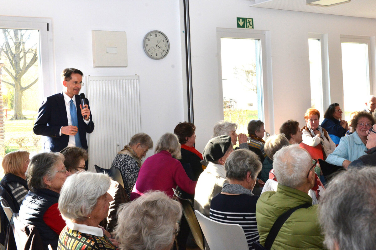 Oberb�rgermeister Dr. Michael Kern freut sich �ber die Begegnung und den Austausch mit den Menschen im Konradviertel.