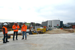 Bild vergr&ouml;&szlig;ern: Tiefbauamtsleiter Andreas Dormeier (l.), Bauleiter Tobias Hentschel (r.) und Projektleiter Norman Bischoff auf der neuen Br&uuml;cke mit Blick auf die Marktkaufkreuzung