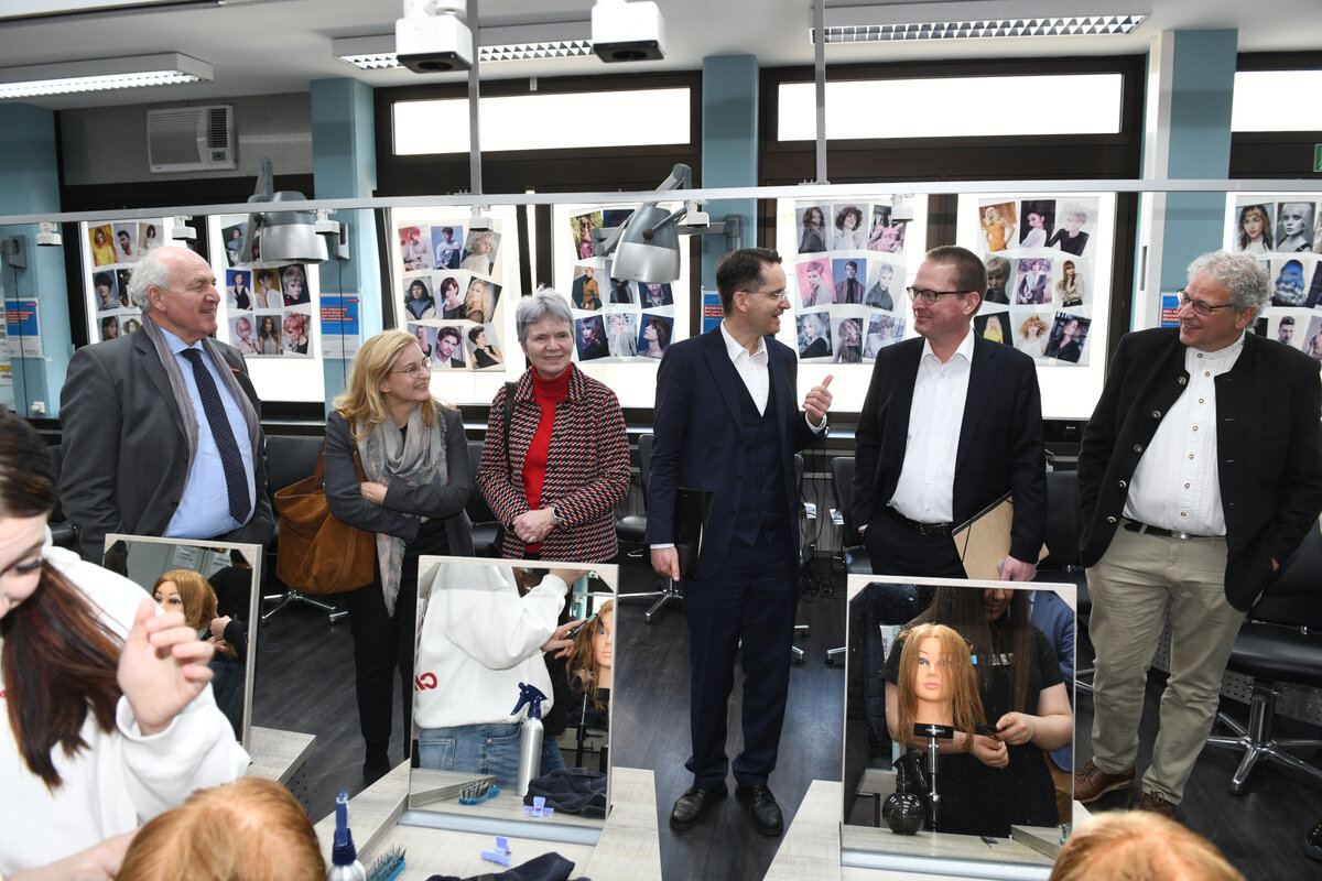Oberb�rgermeister Dr. Michael Kern mit dem Pr�sidenten der Handwerkskammer Franz Xaver Peteranderl (l.), Kreishandwerksmeister J�rgen Sei�ler (r.) B�rgermeisterin Dr. Dorothea Deneke-Stoll (3.v.l.), Stadtbaur�tin Ulrike Wittmann-Brand (2.v.l.) und Wirtsch