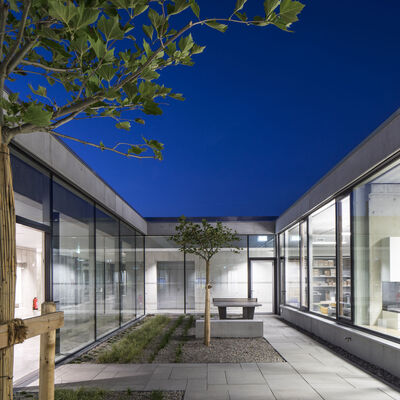 Bild vergr&ouml;&szlig;ern: Haus D, Innenhof bei Nacht